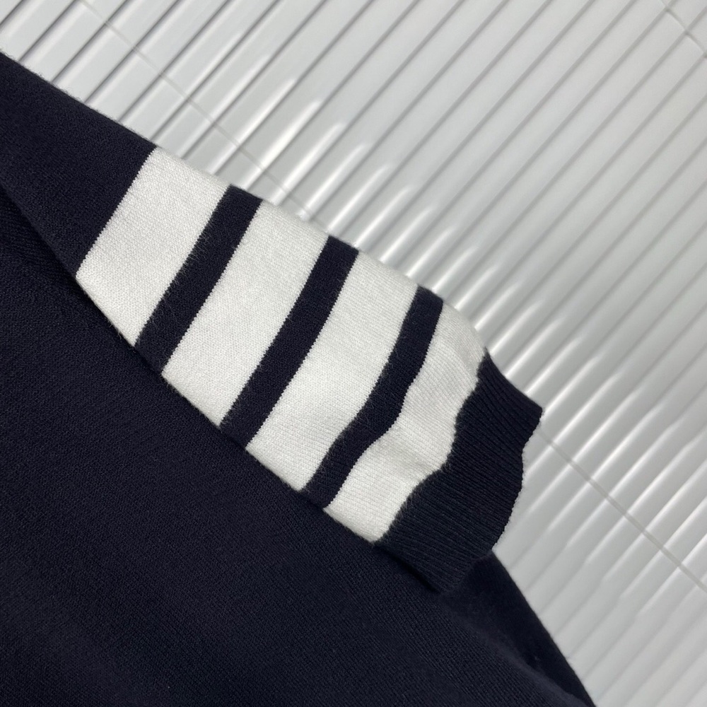Thom Browne Navy Short-Sleeve Tee with Tan Horse Motif - Picture 9 of 9